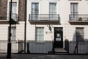 Front of property - The Tudor Inn Hotel (London)