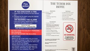 Un panneau indiquant les consignes de sécurité en cas d’incendie et un panneau d’information sur l’hôtel, pour l’hôtel The Tudor Inn.