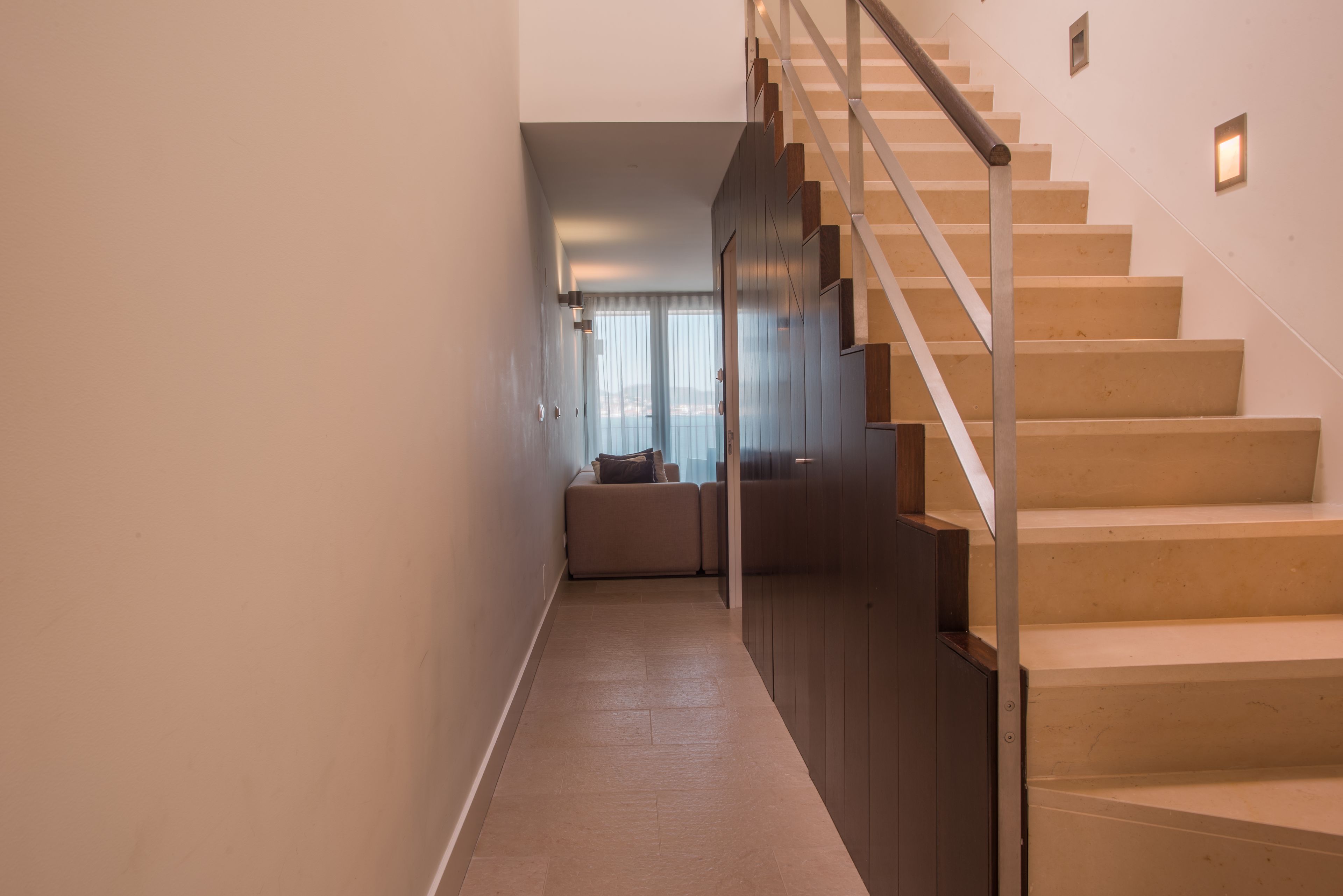 Una moderna scala con corrimano in metallo che conduce a un pianerottolo.