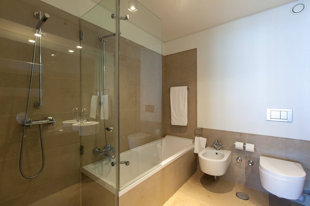 Baño | Bañera, artículos de higiene personal gratuitos, secador de pelo y bidé