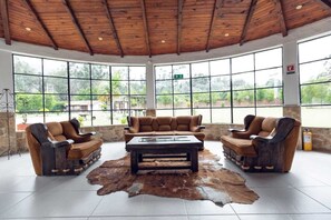 Lobby sitting area - Hotel Boutique La Carreta (Villa de Leyva)