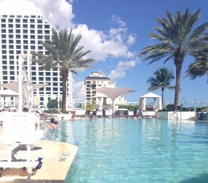 Outdoor pool - Private Residences at Q Club (Fort Lauderdale)