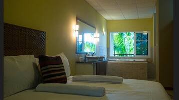 Hochwertige Bettwaren, Zimmersafe, individuell dekoriert, Schreibtisch