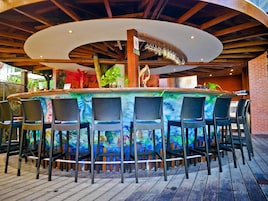 Bar junto a la piscina