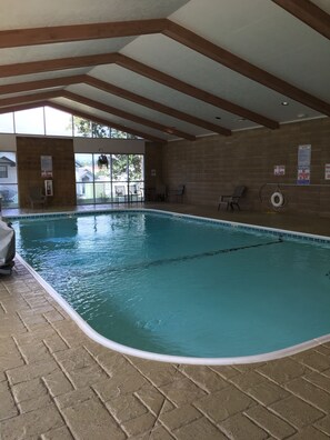 Alberca techada y alberca al aire libre por temporada