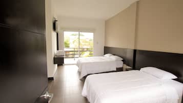 Quarto triplo, 1 quarto, vista para o jardim | Roupas de cama premium, cofres nos quartos, escrivaninha