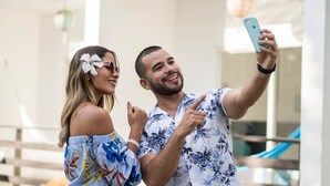 A couple taking a selfie with a smartphone. - Ocean Blue Hotel (Manglaralto)