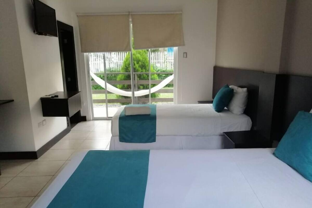 Ropa de cama de alta calidad y caja de seguridad en la habitación 