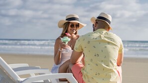 Beach nearby, beach umbrellas - Ocean Blue Hotel (Manglaralto)