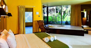 豪華套房, 花園景觀 | 客房內保險箱、書桌、床單