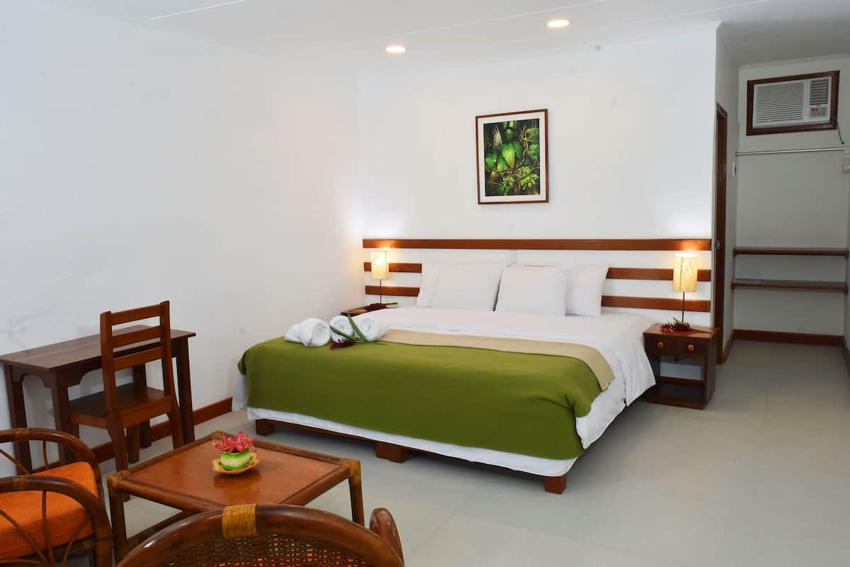In-room safe, desk, bed sheets
