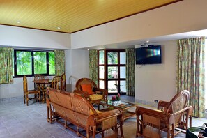 In-room safe, desk, bed sheets - Ceiba Tops Lodge (Indiana)