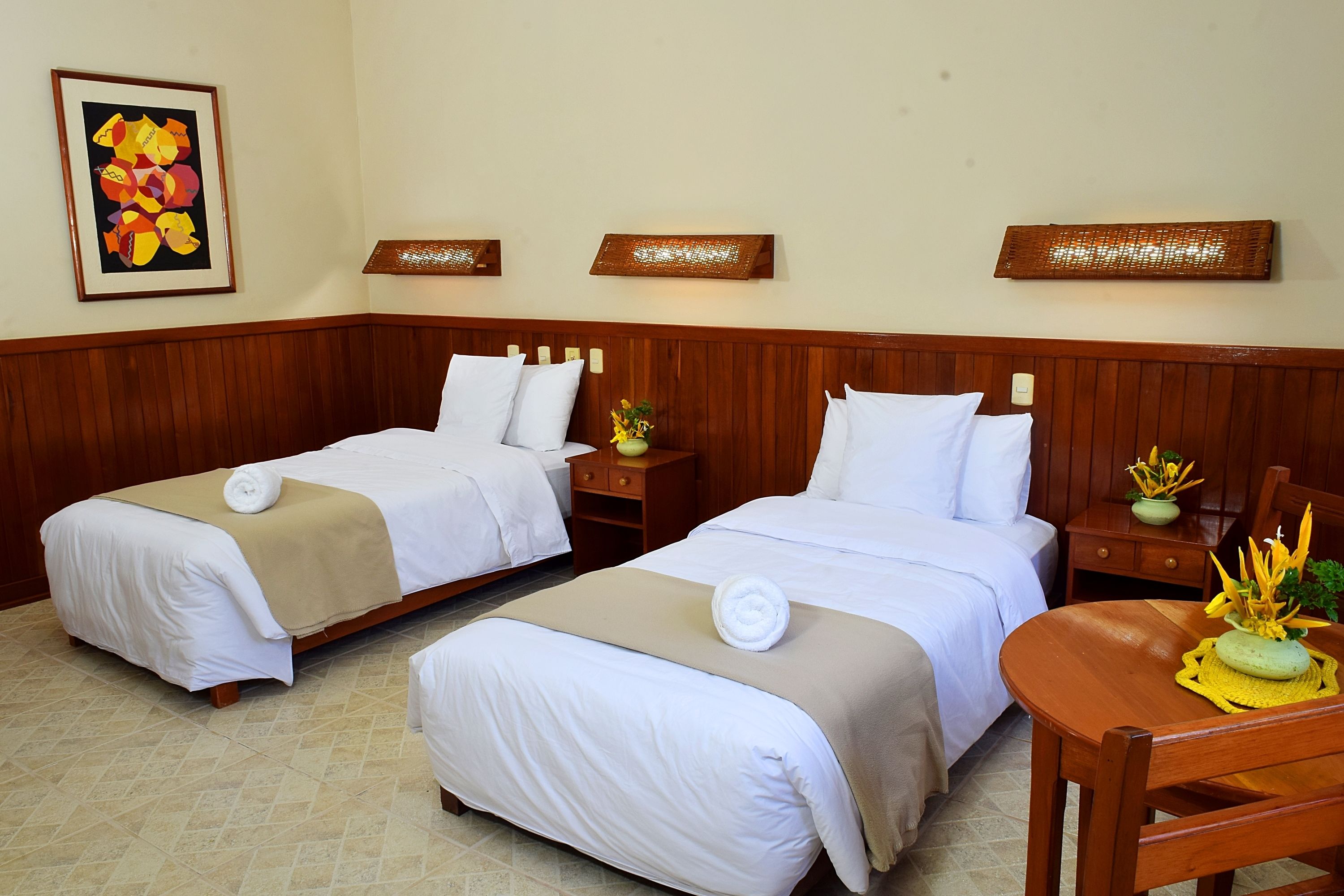 Kamar Twin Superior, pemandangan kebun | Brankas, meja kerja, dan seprai linen