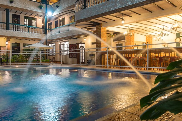 Outdoor pool, sun loungers - Hotel Boutique El Virrey (Honda)