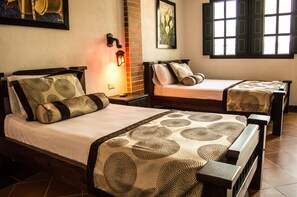 Habitación triple clásica | Ropa de cama de alta calidad y edredones de plumas