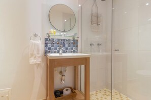 Habitació doble estàndard | Bany | Dutxa, articles de tocador gratuïts, assecador de cabells i tovalloles