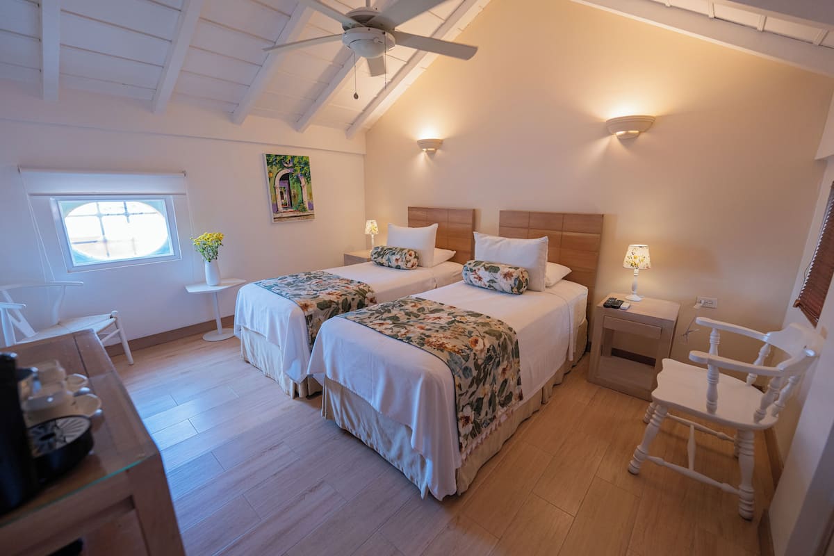 Kamar Twin Standar | Seprai premium, brankas, dan setrika/meja setrika