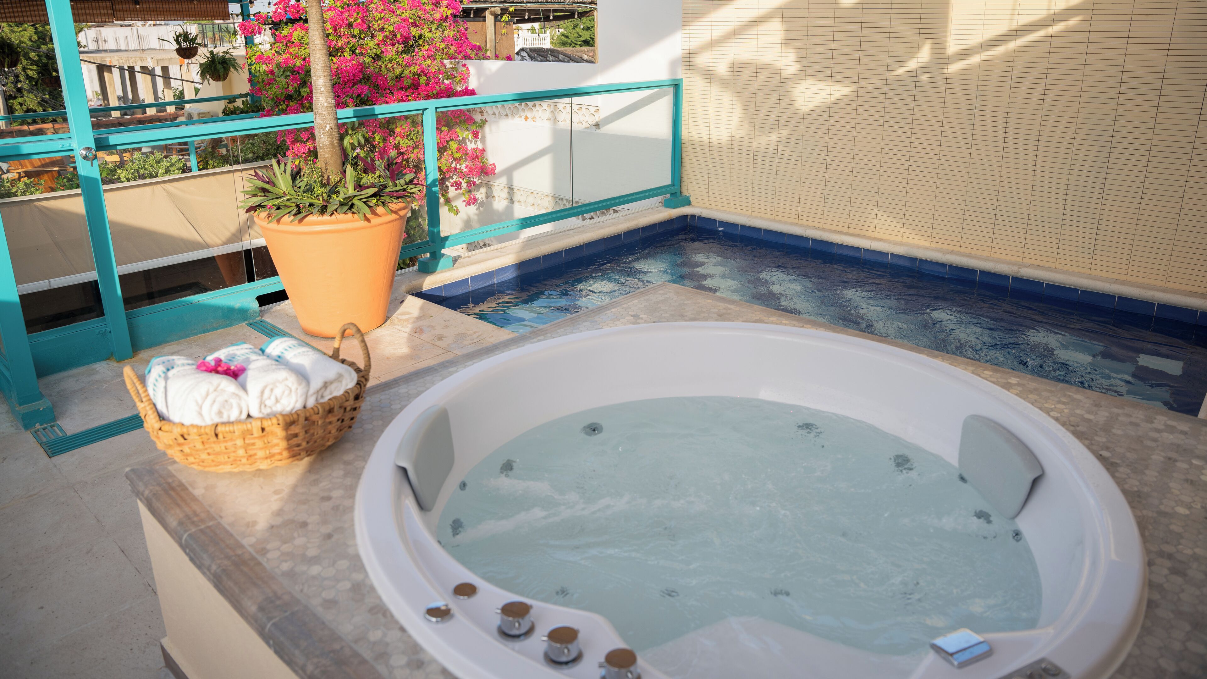 Una piscina al aire libre, sombrillas, sillones reclinables de piscina