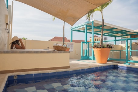 Outdoor pool, pool umbrellas, sun loungers