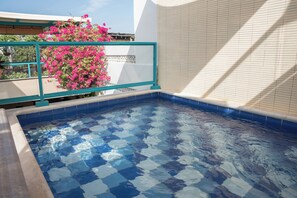 Piscina a l'aire lliure, para-sols i gandules