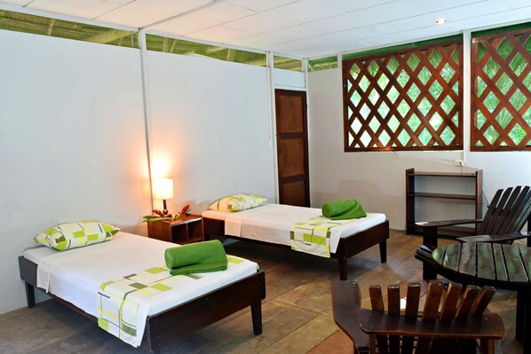 أغطية فراش متميزة وخزنة داخل الغرفة