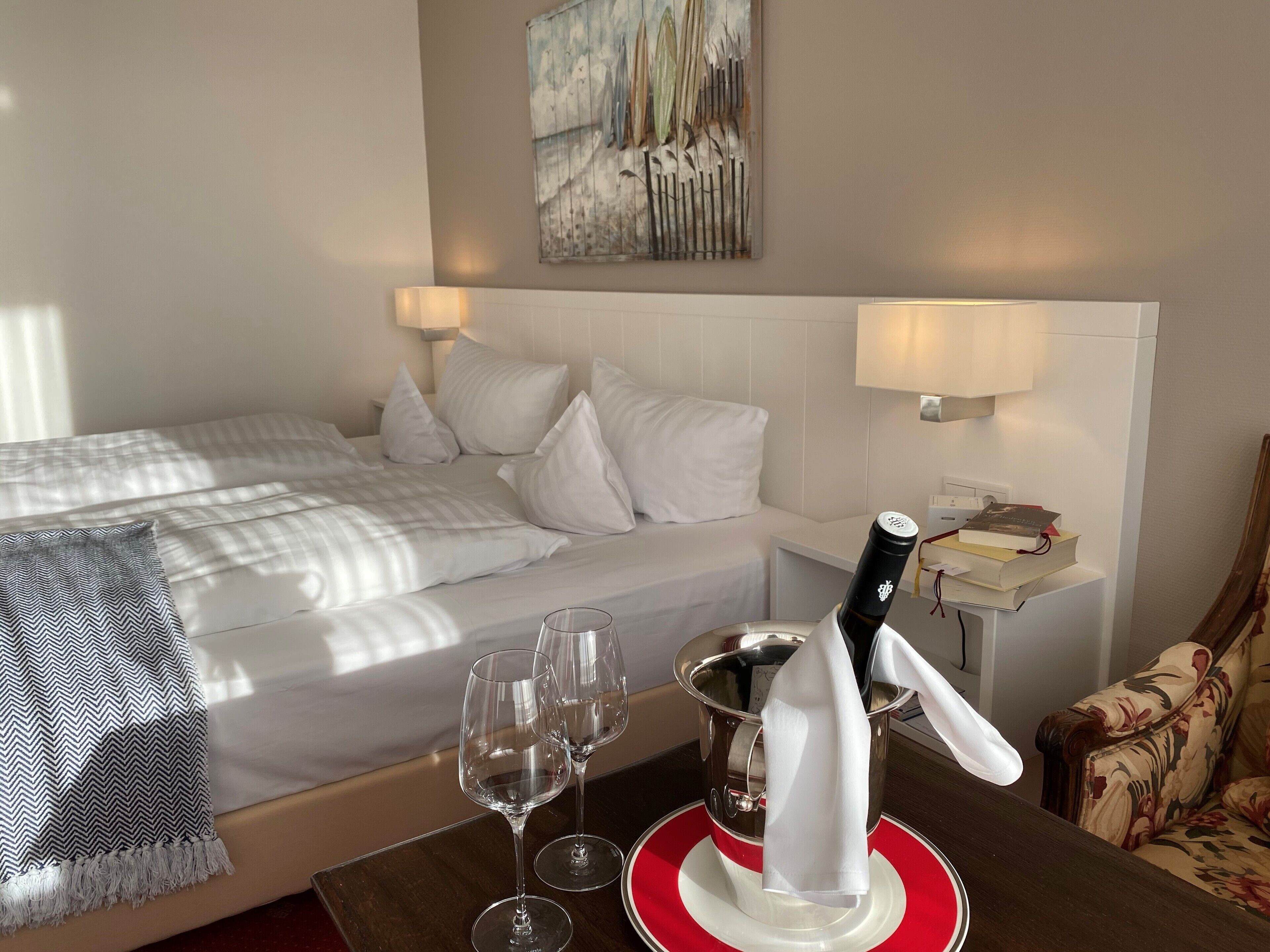 deluxe double room, partial sea view | 1 bedroom, hypo-allergenic bedding, in-room safe, individually decorated