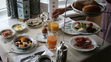 Free daily cooked-to-order breakfast