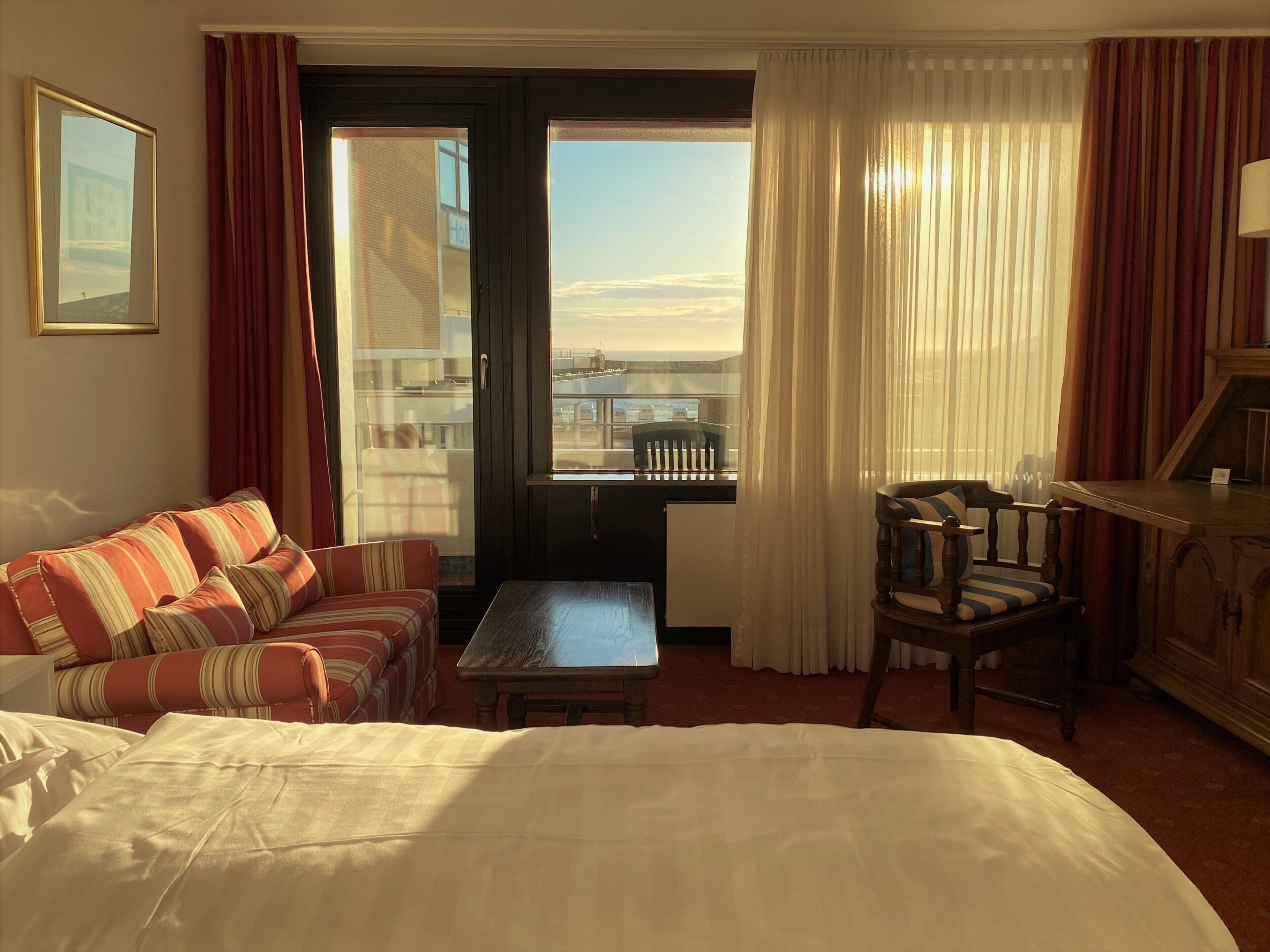 deluxe double room, partial sea view | 1 bedroom, hypo-allergenic bedding, in-room safe, individually decorated