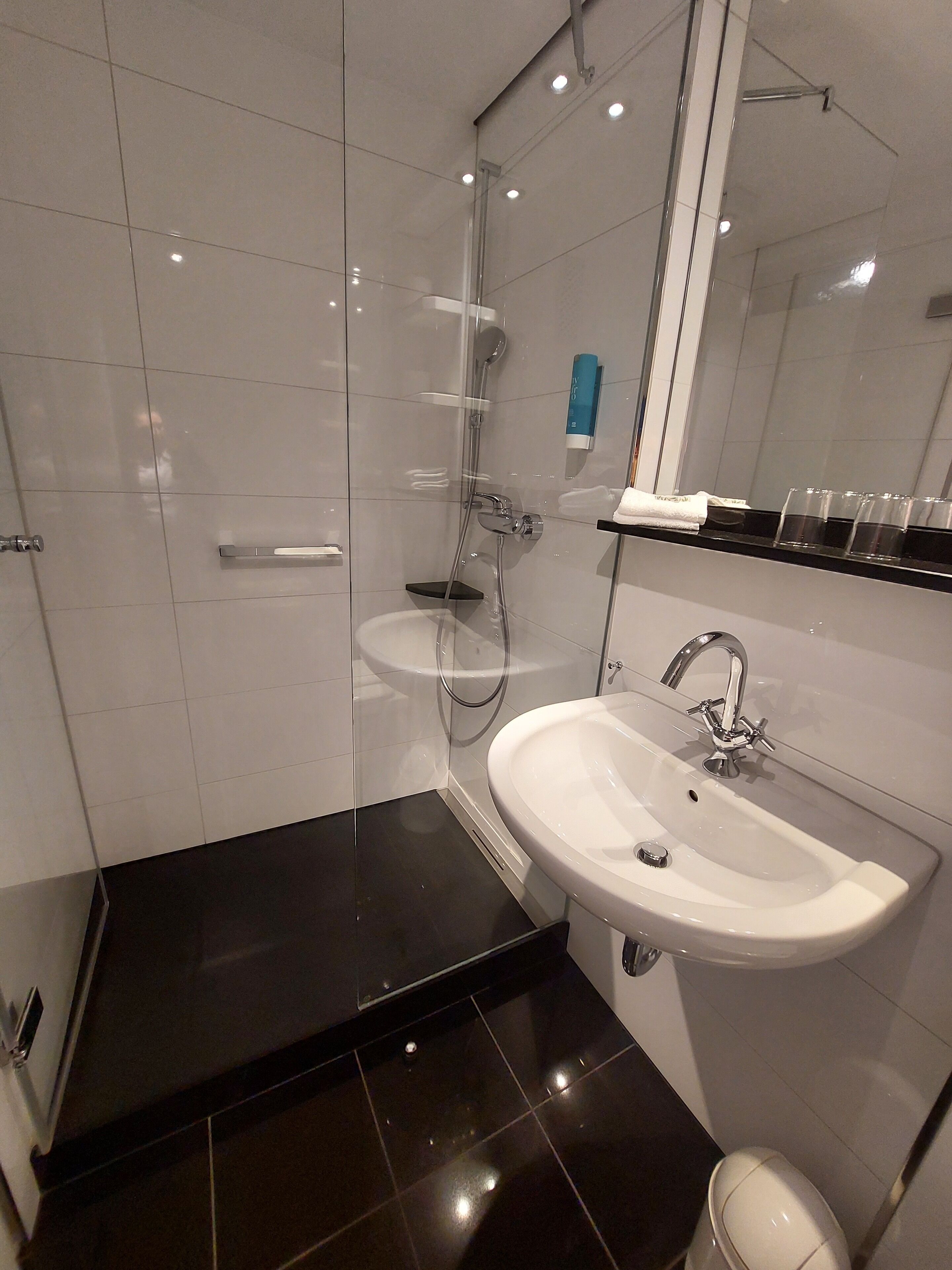 classic double room | bathroom | free toiletries, hair dryer, bathrobes, towels