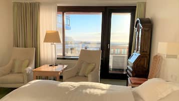 Deluxe Double Room, Partial Sea View | Peralatan tempat tidur hipoalergenik, peti besi dalam bilik