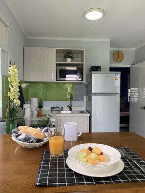 Standard-huoneisto, 1 makuuhuone | Yksityinen keittiö | Jääkaappi, mikroaaltouuni, uuni, liesi
