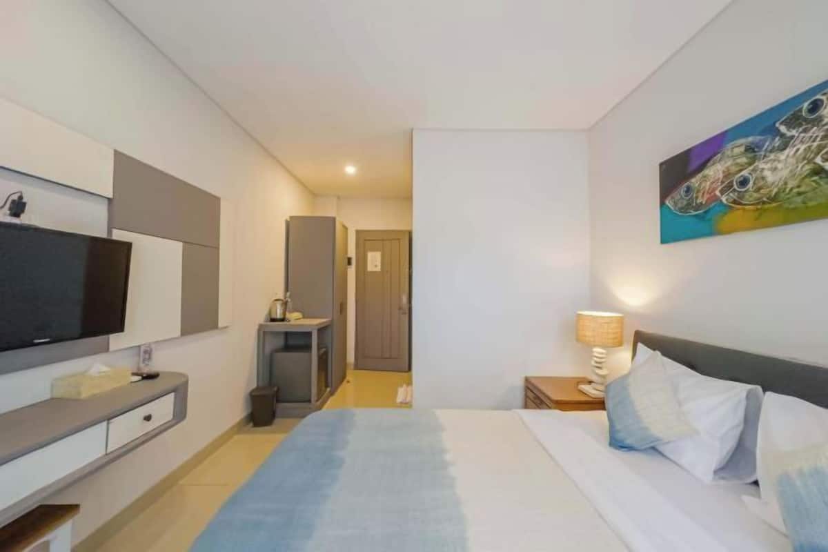 Minibar, caja de seguridad en la habitación y escritorio 