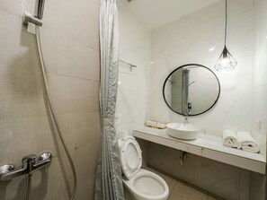 Shower, hydromassage showerhead, free toiletries, slippers - Hola Seminyak (Seminyak)