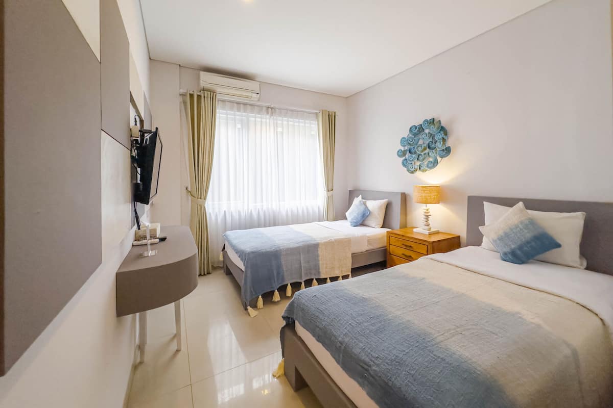 Standard Twin Room | Minibar, in-room safe, desk, blackout drapes