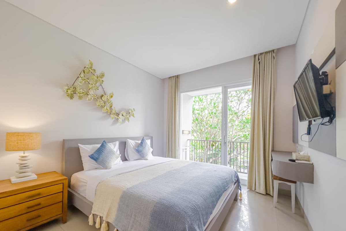 Deluxe Room, Balcony | Minibar, in-room safe, desk, blackout drapes