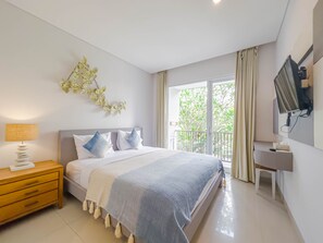 Deluxe Room, Balcony | Minibar, in-room safe, desk, blackout drapes