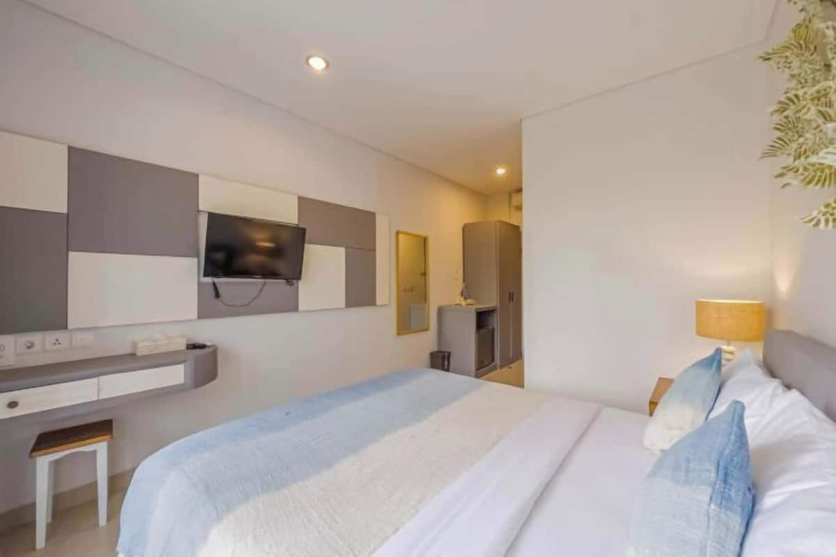 Minibar, caja de seguridad en la habitación y escritorio 