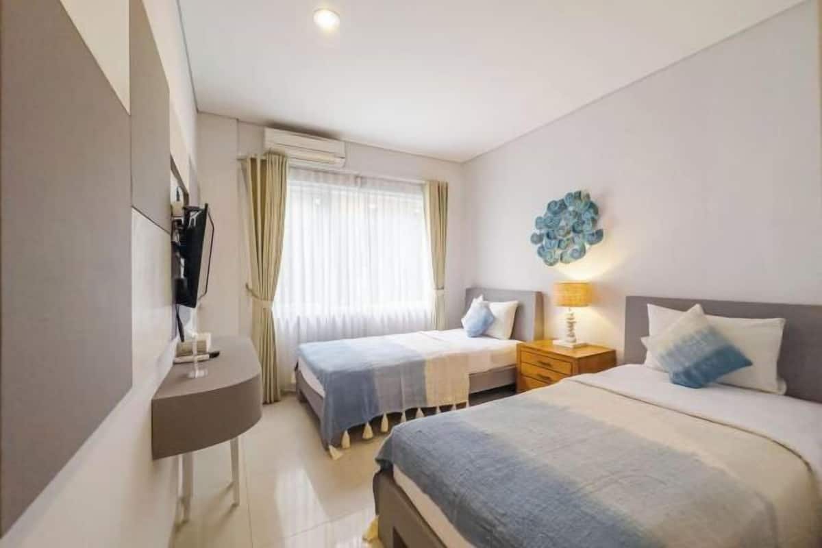 Minibar, caja de seguridad en la habitación y escritorio 