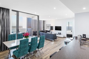 Three Bedroom Altitude Suite | Living area - Meriton Suites Chatswood (Chatswood)