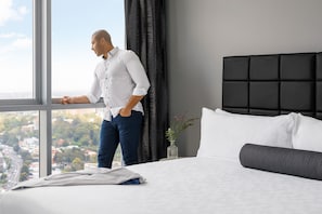 Suite urbana, 2 habitaciones | Ropa de cama de alta calidad y caja de seguridad en la habitación