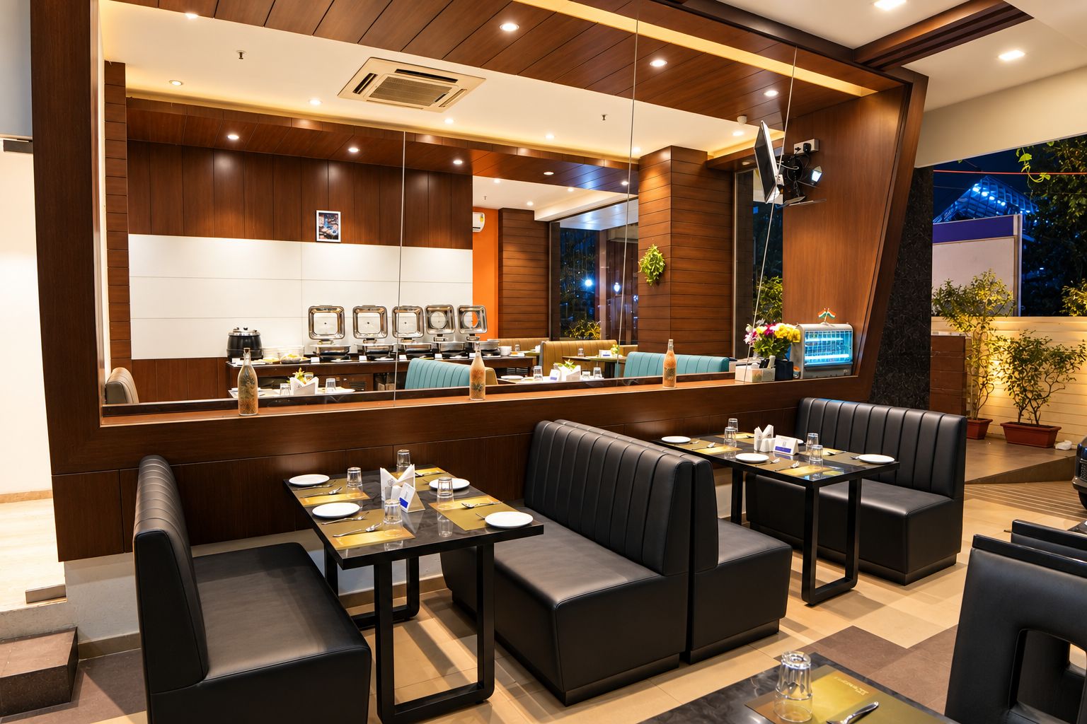 Un restaurante moderno con una barra alargada, cabinas y una zona de bar.