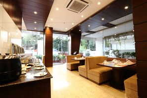 Restaurant - The Altruist Andheri Hotel (Mumbai)