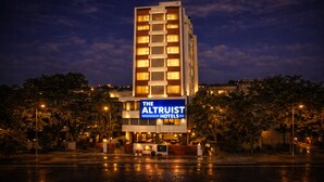 Un hotel con un letrero llamativo, varios pisos y un diseño arquitectónico moderno.