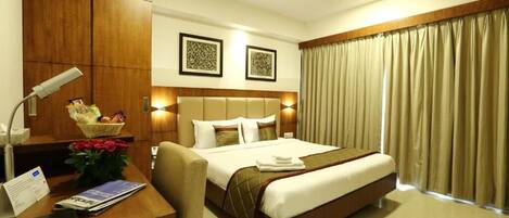 Ropa de cama de alta calidad, minibar y escritorio