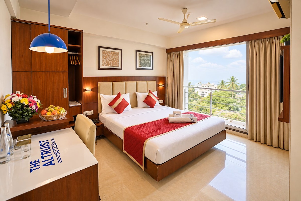 Deluxe Room | Premium bedding, minibar, desk, laptop workspace