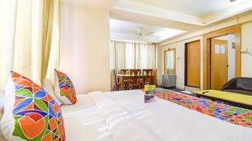 Suite | Premium bedding, desk, iron/ironing board, free WiFi