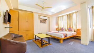 Suite | Premium bedding, desk, iron/ironing board, free WiFi