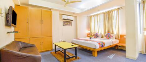 Suite | Premium bedding, desk, iron/ironing board, free WiFi