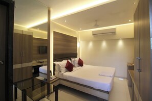 2 bedrooms, in-room safe, individually decorated, desk - Hotel Shivam (Pune)