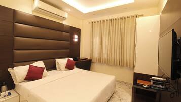 2 bedrooms, in-room safe, individually decorated, desk